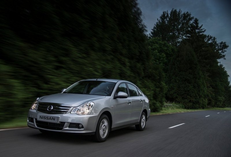 Nissan Almera 2018 черный на белом фоне