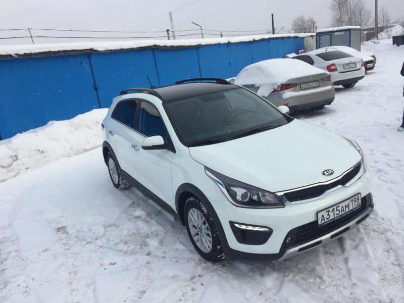 Kia Rio x-line белый черный