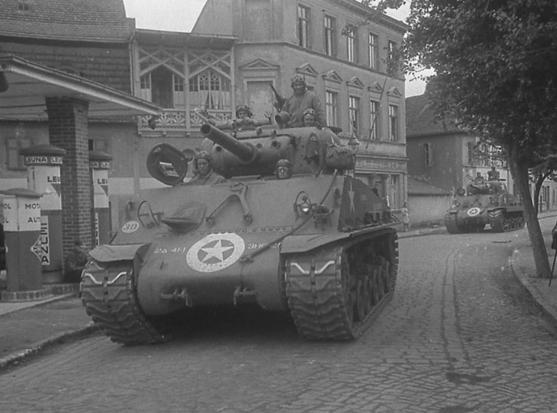 Шерман на улице Берлина 1945
