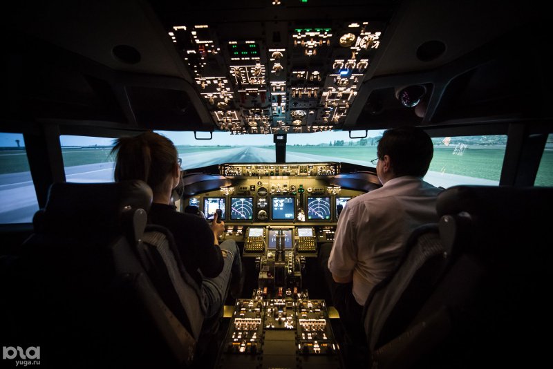 Кабина самолета Боинг 737 800
