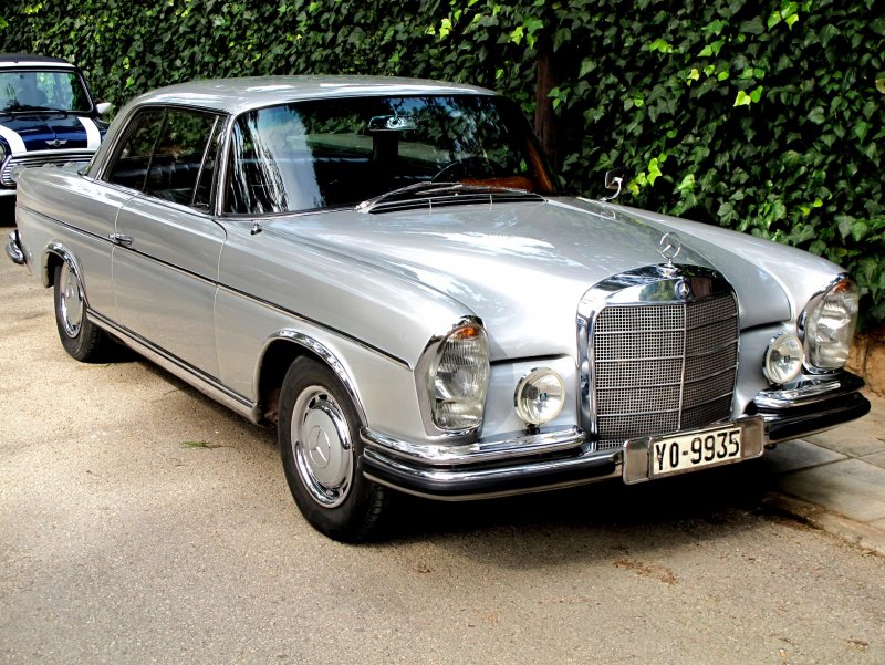 Старый Мерседес Benz 200
