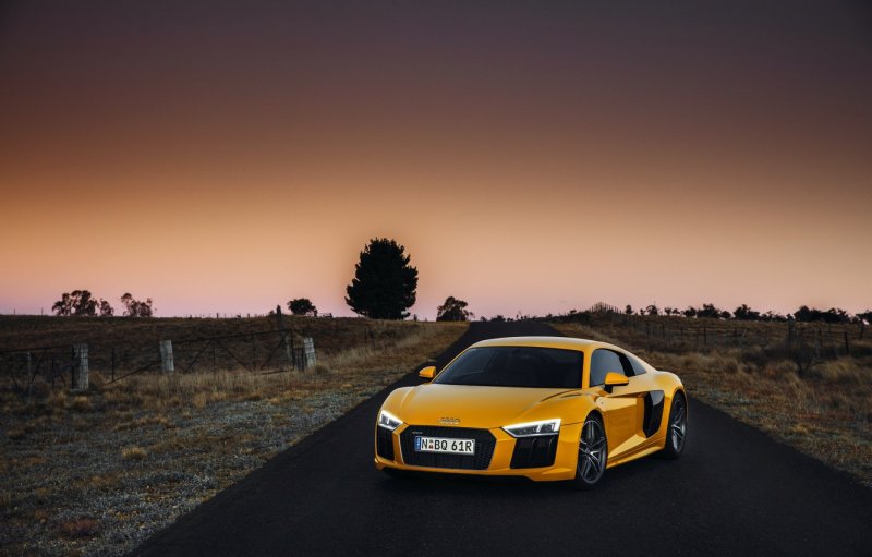 Audi r8 v10 Plus Yellow