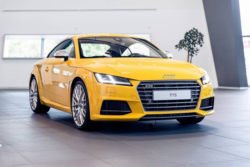 Audi TT RS желтая