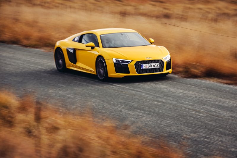 Ауди жёлтая v10