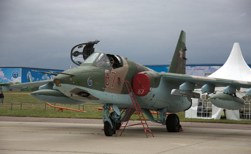 Фронтовой бомбардировщик Су-25