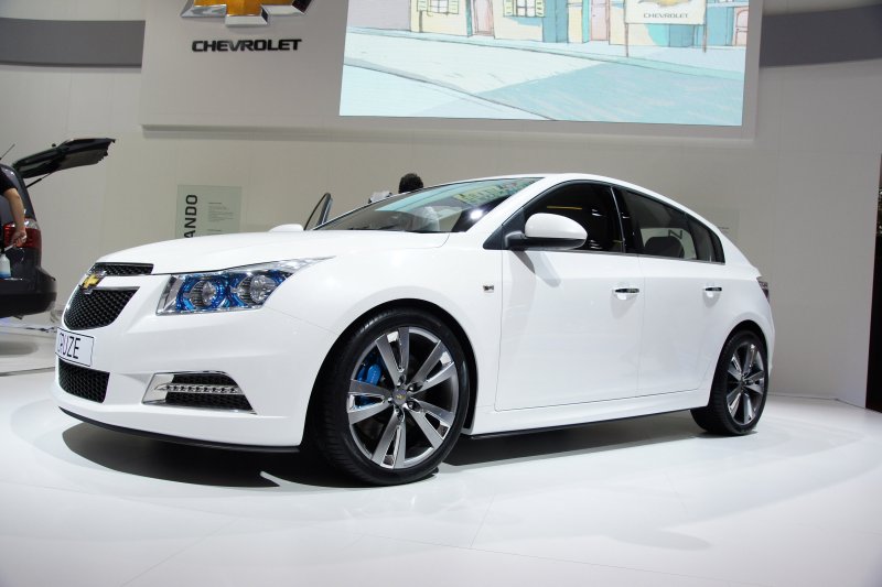 Chevrolet Cruze, 2012 хэтчбек белый