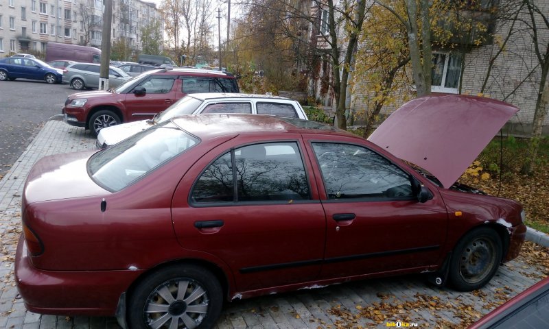 Nissan Almera n15 хэтчбек красный