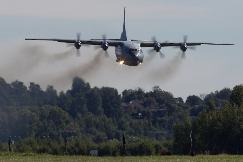 АН-12 военно-транспортный самолёт черный тюльпан