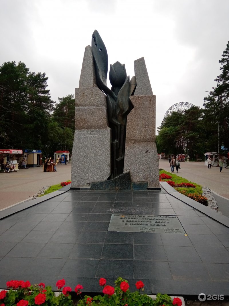 Черный тюльпан монумент