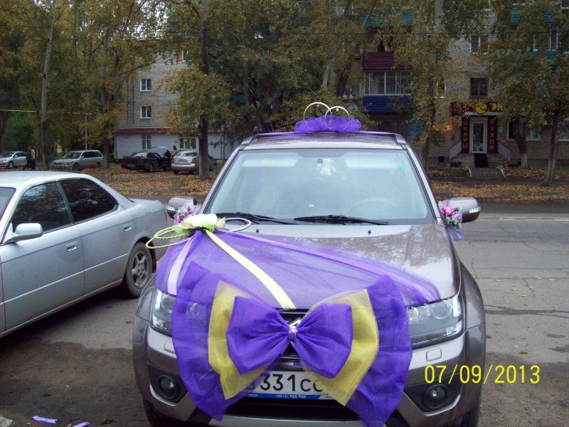 Украшение машины бантом