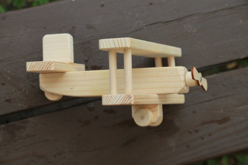 Деревянная игрушка кукурузник