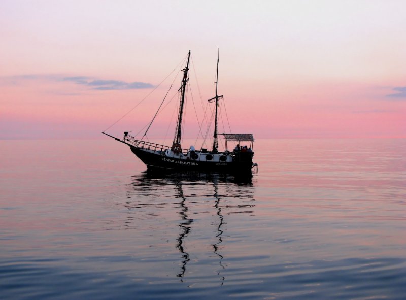 Яхта в море на закате
