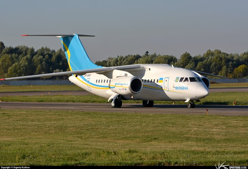 Боинг 737 с окна аэропорта