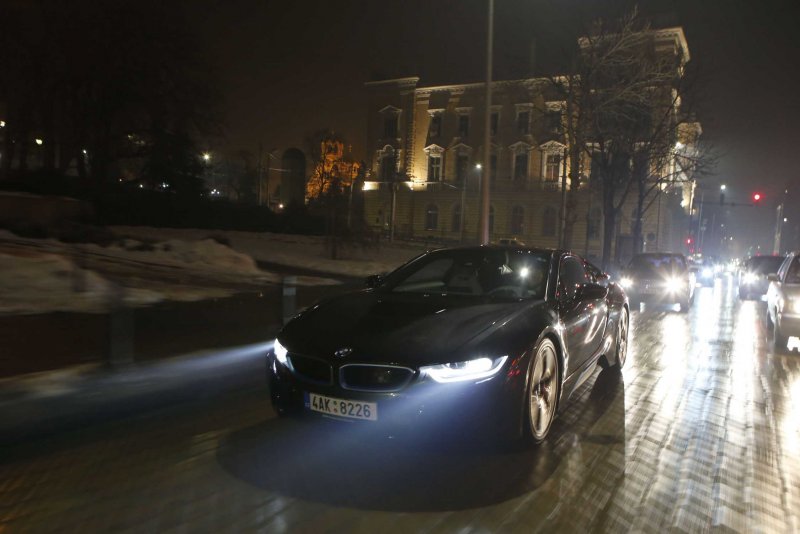 BMW i8 ночной