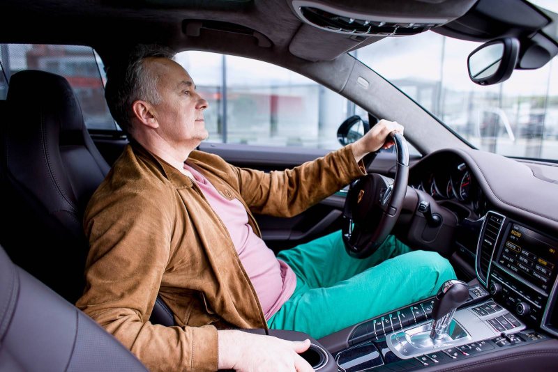 Человек в автомобиле