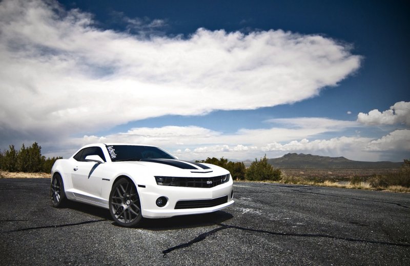 Chevrolet Camaro белый