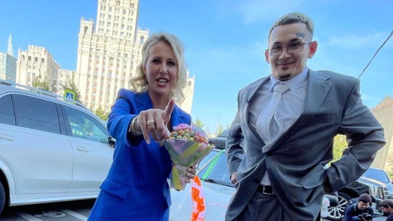 Моргенштерн в самолете с родителями