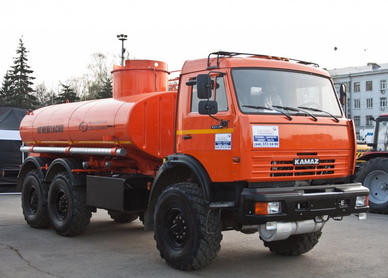 КАМАЗ 43118 топливозаправщик