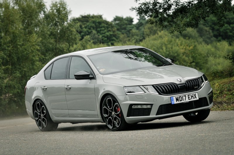 Skoda Octavia RS 2018 белая