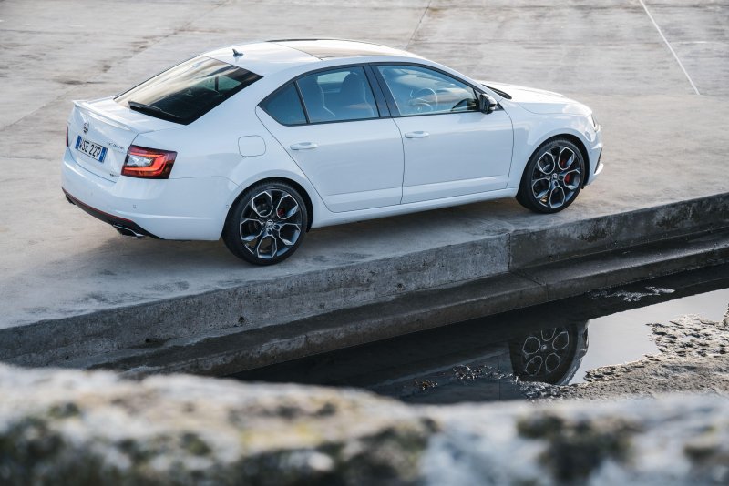 Skoda Octavia a7 RS белая