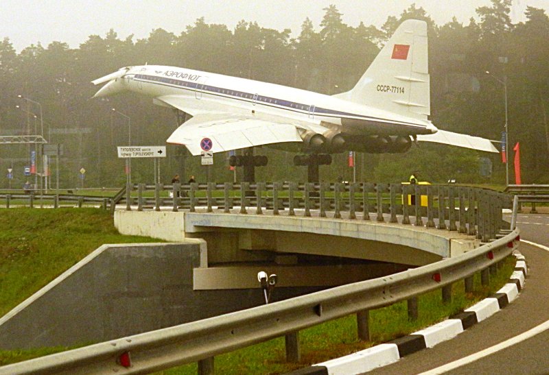 Самолет ту 144 в Жуковском г.Жуковский памятник