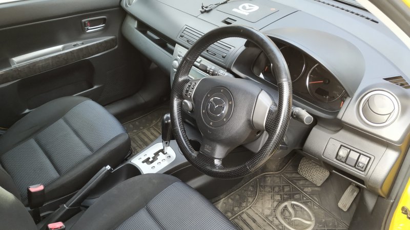 Mazda Demio 2 салон