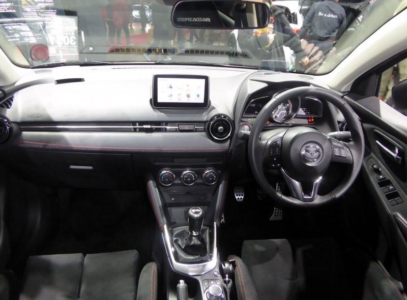 Mazda Demio 2017 салон