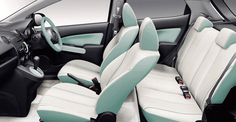 Mazda Demio 2 салон