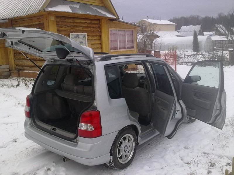 Mazda Demio 1999 багажник