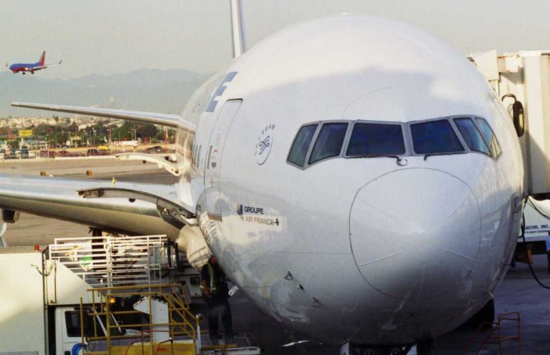 Boeing 777-200 Red Wings