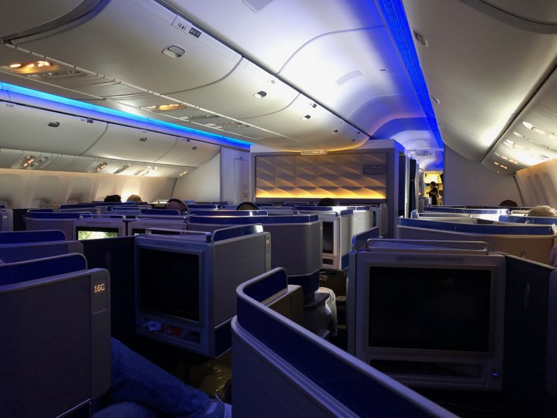Боинг 777 багажная дверь