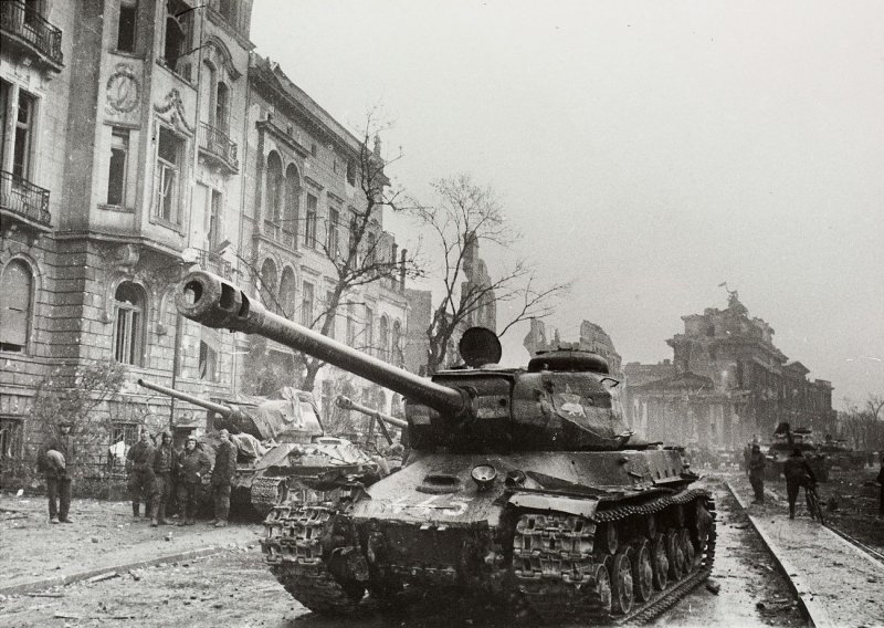 ИС-2 В Берлине 1945