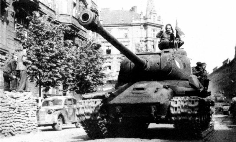 Танк ИС 2 В Берлине