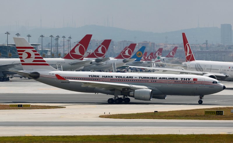 Самолёт Turkish Airlines в аэропорту