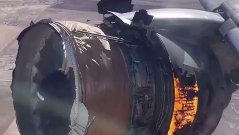 Boeing 777 в ангаре