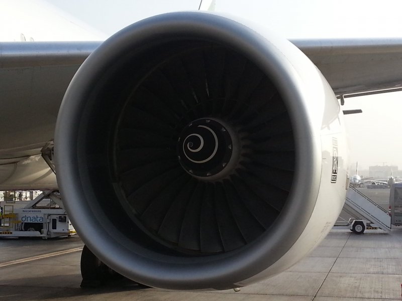 Boeing 777 загорелся двигатель