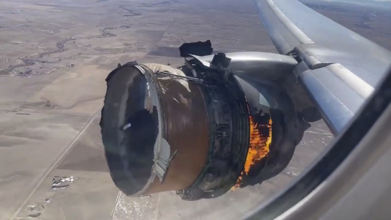 Boeing 777 загорелся двигатель