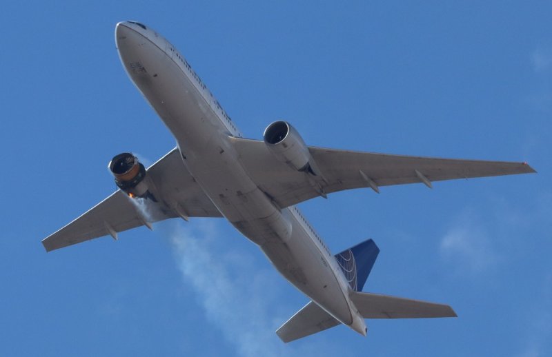 Boeing 777 загорелся двигатель