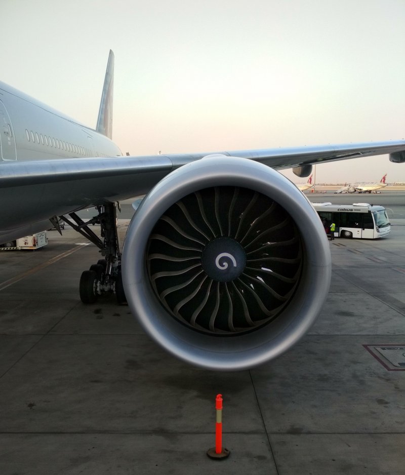 Боинг 777 загорелся двигатель