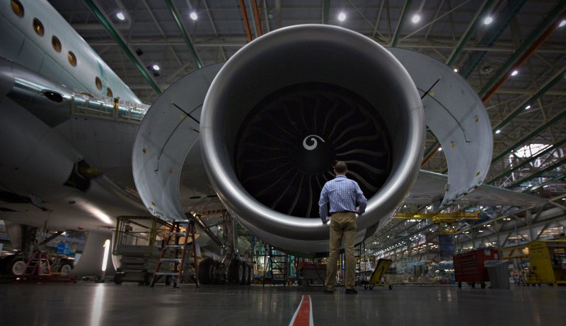Boeing 777 загорелся двигатель