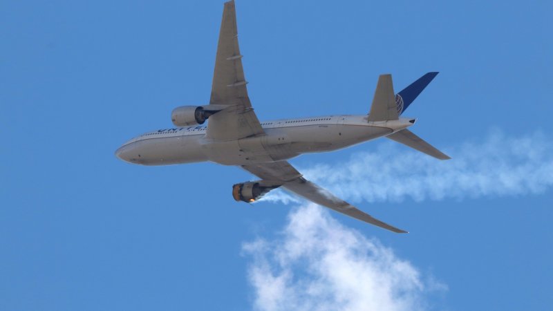 Боинг 777 в полете