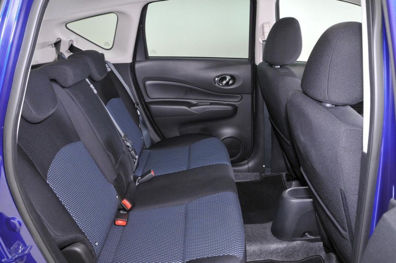 Nissan Note 2008 задние сиденья