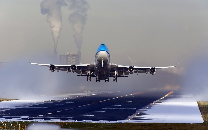 Боинг 747 взлетает