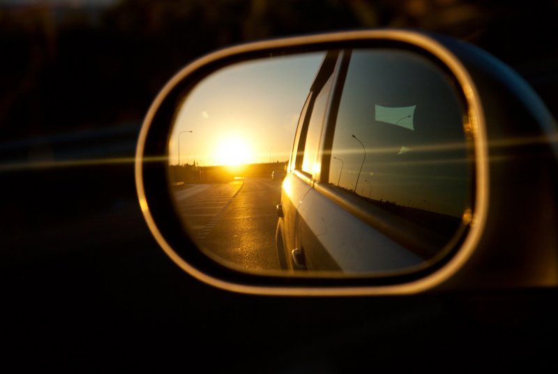 Закат в зеркале заднего вида