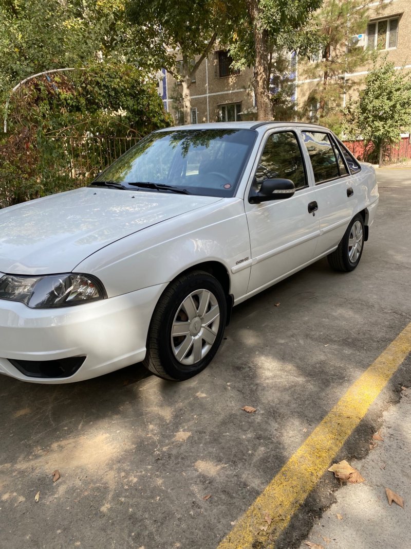 Машина Daewoo Nexia 1.6