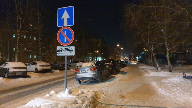Желтая машина на улице