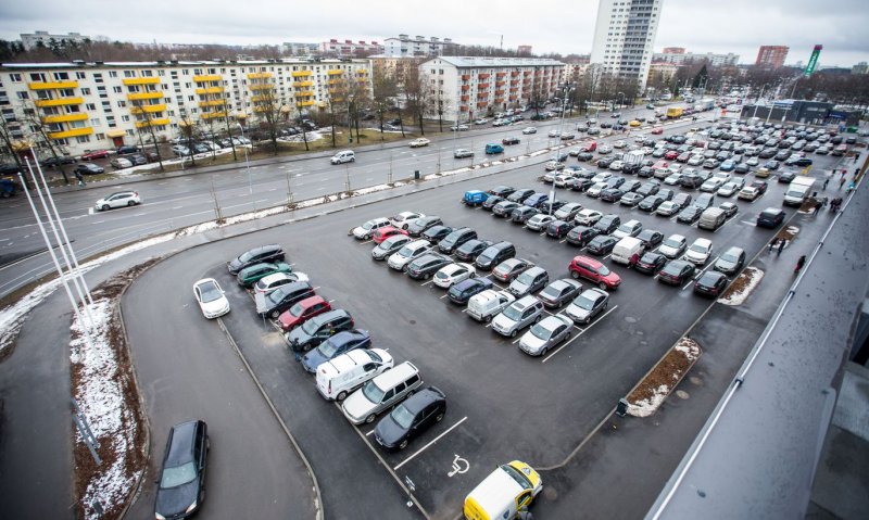 Машины на парковке