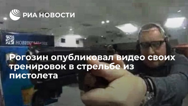Женщины толкают застрявший автобус