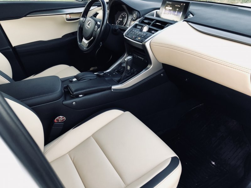 Lexus NX белый салон