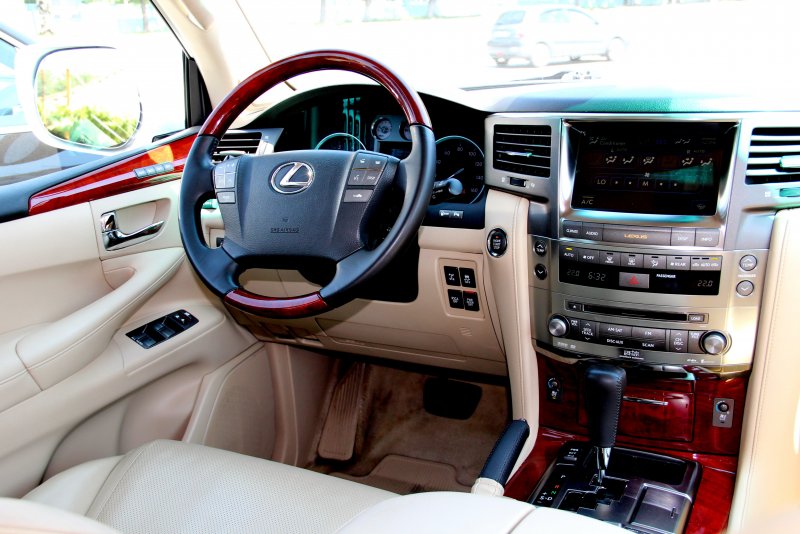 Lexus LX 570 новый белый салон